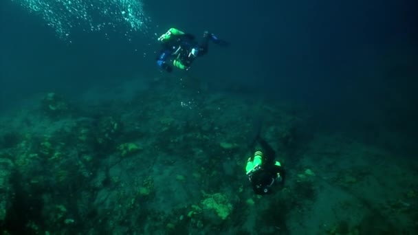 Peneliti penjelajah penyelam di dasar laut Danau Baikal. — Stok Video