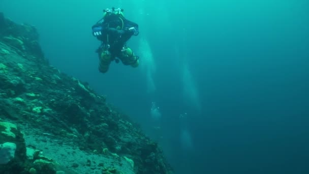 Forskare resenär dykare på undervattensbotten av sjön Baikal. — Stockvideo
