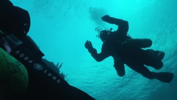 Peneliti penjelajah penyelam di dasar laut Danau Baikal. — Stok Video