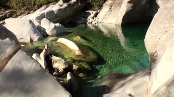 Krystalicznie czysta turkusowa rzeka Verzasca płynie w dolinie Alp Szwajcarskich. — Wideo stockowe