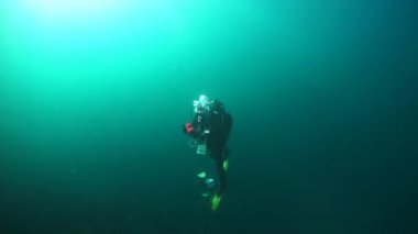 Suyun altındaki dalgıç güneşe karşı.