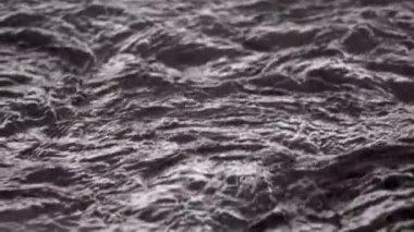 Okyanusun su yüzeyine yağmur damlaları yağar.