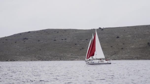 Iate à vela no oceano câmera lenta. — Vídeo de Stock