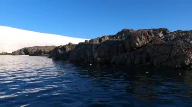 Antarktika 'da canlı bir bilimsel araştırma üssü.