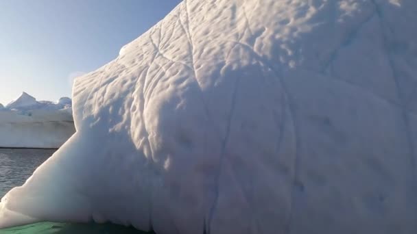 Die Aufnahme eines Eisbergs von einem Boot aus. — Stockvideo