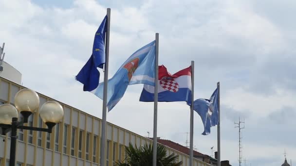 Flagga i Europa och länder i Europeiska unionen på bakgrunden himmel vita moln. — Stockvideo