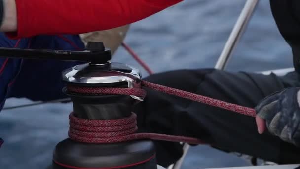 Marynarze ręka ciągnie linę na wyciągarce jachtu. — Wideo stockowe