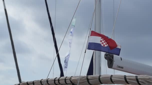 Bandera nacional de Croacia a vela y fondo cielo azul nubes blancas. — Vídeo de stock