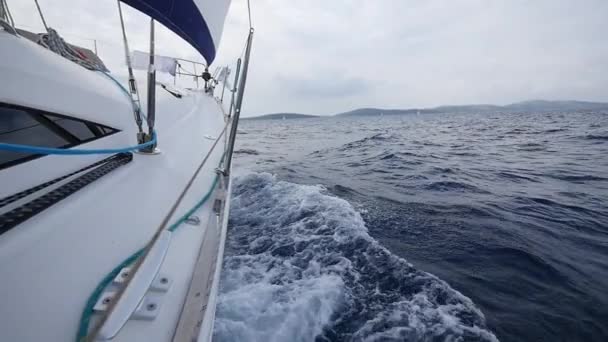 Cubierta blanca del yate en el fondo de las olas del mar en Grecia. — Vídeos de Stock