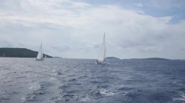 Yatlar ve yelkenliler..