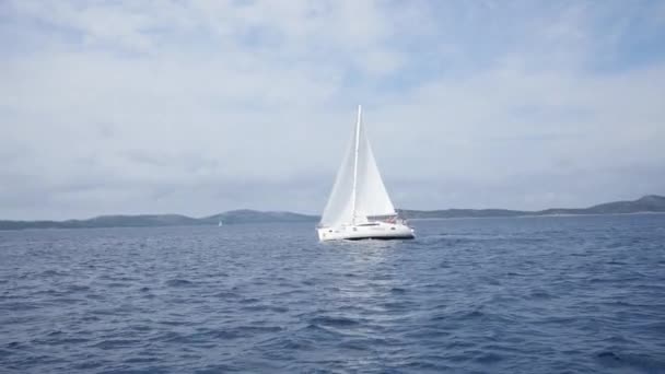 Jachten en boten van regatta op de golven. — Stockvideo