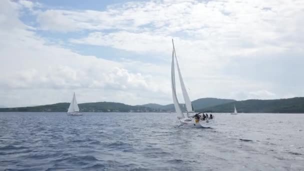 Yachten und Boote der Regatta auf den Wellen. — Stockvideo