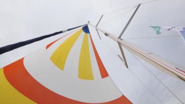 Beyaz kırmızı ve sarı yelkenli yelkenliler yat yarışları.