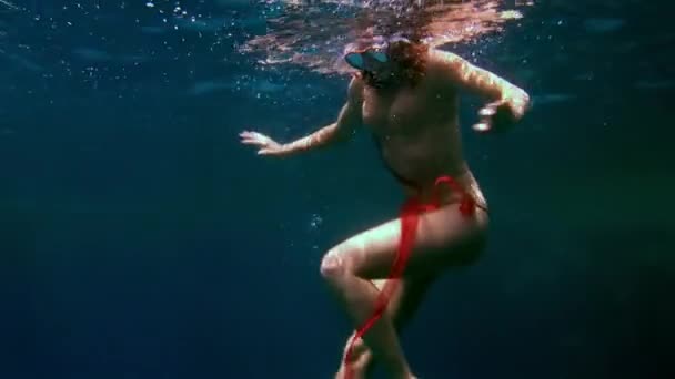 Giovane donna modello subacqueo in tessuto bianco su sfondo di acqua blu. — Video Stock
