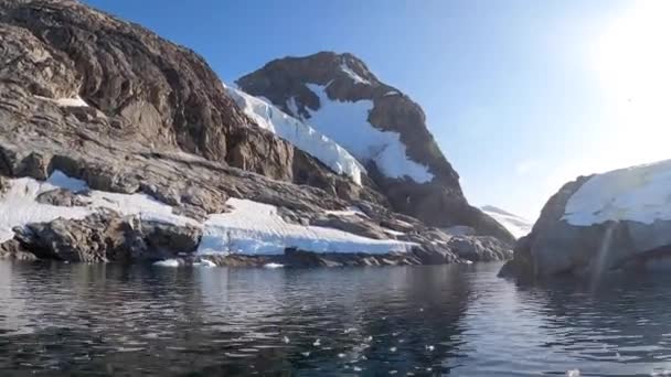 Гигантский плавающий Айсберг от таяния ледника в Антарктиде. — стоковое видео