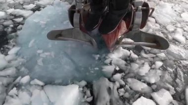 Buzkıran gemisi büyük bir buz parçasını dışarı itiyor..