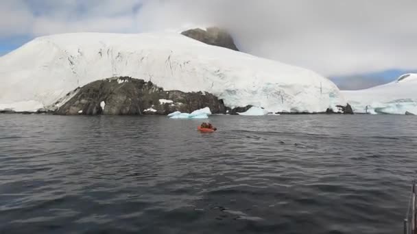 Ismössa som täcker ett berg med utsikt över ett hav. — Stockvideo