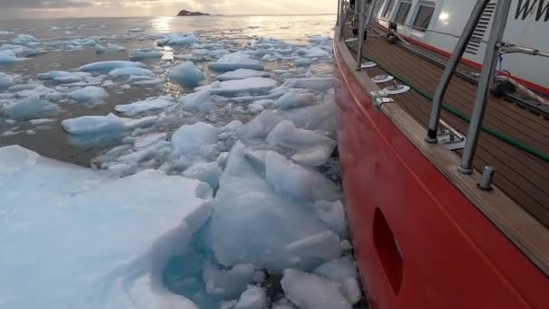 IJsbreker schip gaat door het Antarctische ijs. — Stockvideo