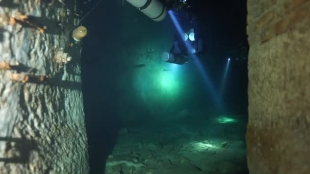 Buzo técnico en la cueva submarina de Budapest — Vídeo de stock