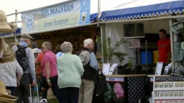 RHS Malvern Hills festivalindeki insanlar.