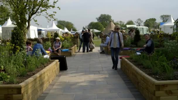 Orang-orang di festival RHS Malvern Hills. — Stok Video