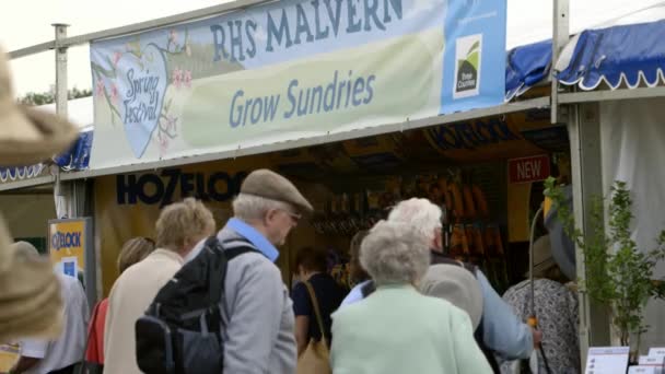 Ludzie na festiwalu RHS Malvern Hills. — Wideo stockowe