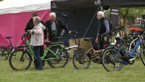 Orang-orang di festival RHS Malvern Hills. — Stok Video