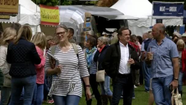 Uluslararası RHS Malvern Hills festivalindeki insanlar. — Stok video