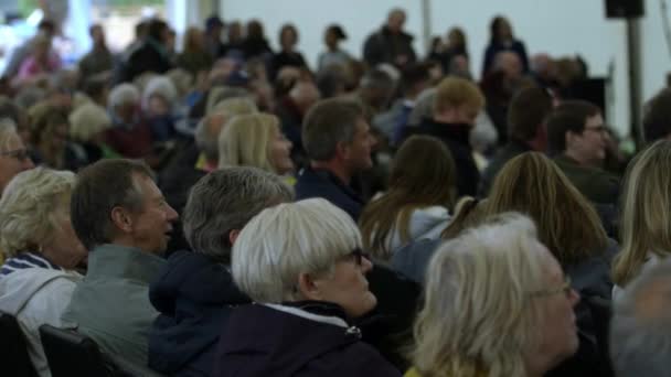 Ludzie na międzynarodowym festiwalu RHS Malvern Hills. — Wideo stockowe
