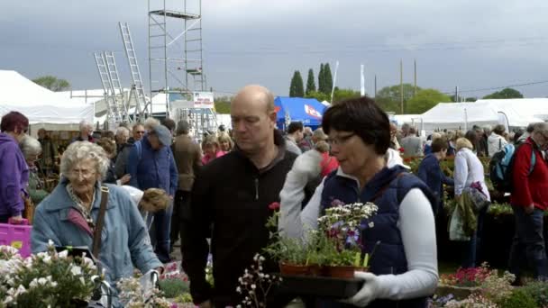 Gente en el festival internacional RHS Malvern Hills. — Vídeos de Stock