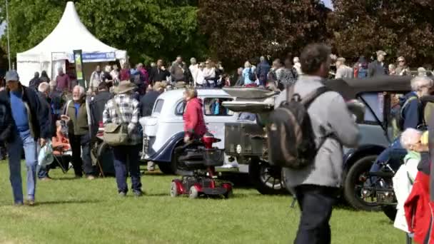 Ludzie na międzynarodowym festiwalu RHS Malvern Hills. — Wideo stockowe