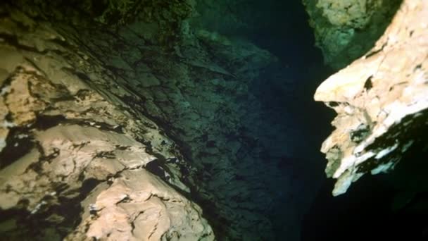 Buzo técnico en aletas rojas en la cueva submarina de Budapest — Vídeo de stock