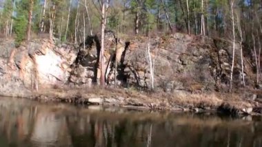 Rusya 'nın Sibirya Dağı' ndaki Rocky Nehri kıyısında..