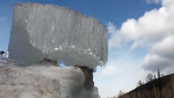 La fonte des neiges sur la rivière de montagne Temnik en Sibérie de la Russie. — Video