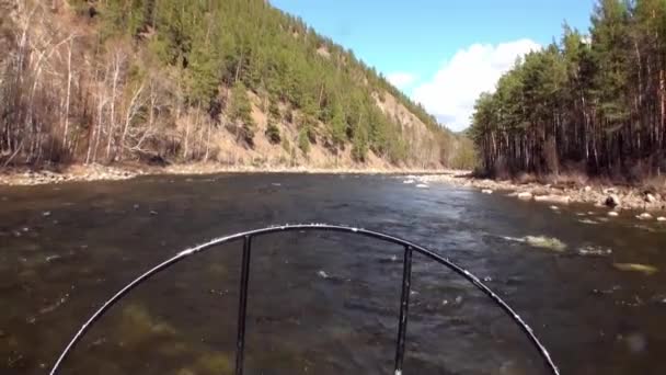 Airboat airglider en el río de montaña Temnik . — Vídeo de stock