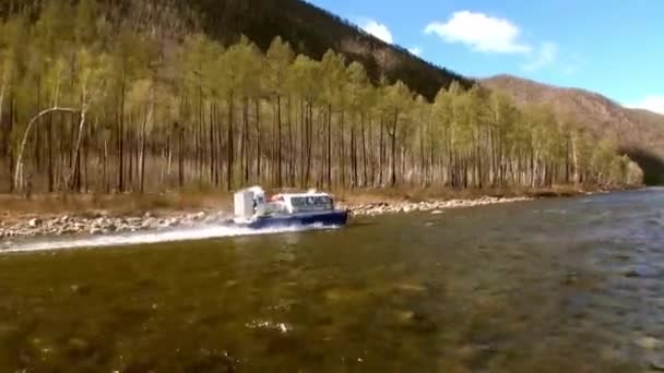 Dağ nehri Temnik 'te bir bataklık uçağı. . — Stok video