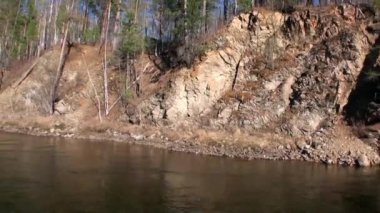 Rusya 'nın Sibirya Dağı' ndaki Rocky Nehri kıyısında..
