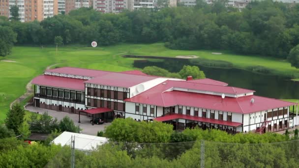 Golf club in città sullo sfondo di case a Mosca . — Video Stock