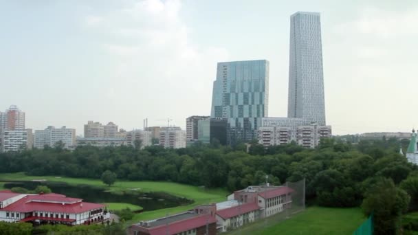 Golfclub in de stad op de achtergrond van huizen in Moskou. — Stockvideo