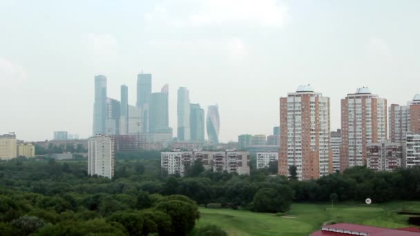 莫斯科房屋背景下的城市高尔夫俱乐部. — 图库视频影像