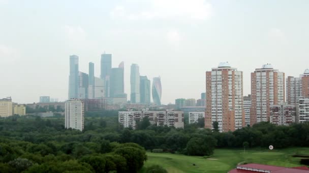 Clube de golfe na cidade no fundo de casas em Moscou . — Vídeo de Stock