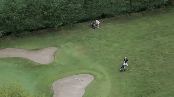 Persone urbane in golf club in città sullo sfondo di case a Mosca . — Video Stock