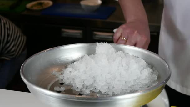 El cocinero prepara el plato de los langostinos cocidos sobre el hielo . — Vídeos de Stock