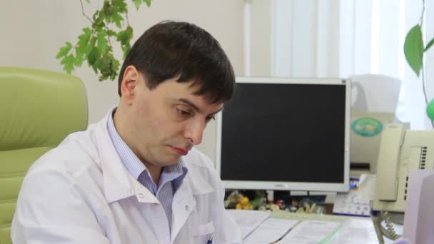 Lékař v bílém plášti konzultuje tlusťoch pacienta v klinice. — Stock video