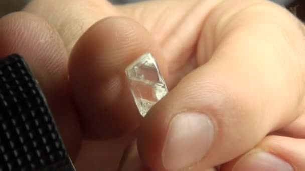 Výroba a výroba diamantových a masterovaných brilantů. — Stock video