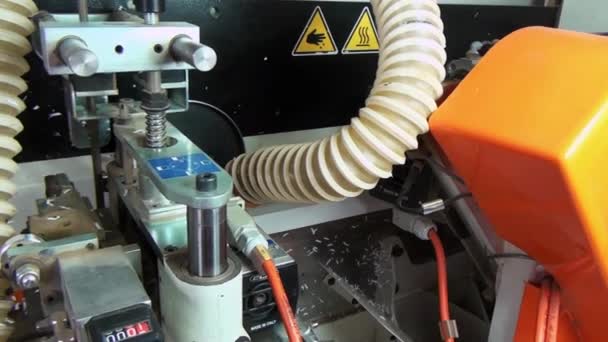 Schakenmachine in de houtbewerkings-en meubelindustrie en-installatie. — Stockvideo