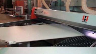 Ahşap ve mobilya Sektöründe Otomatik Cnc Yönlendirici İşleme Merkezi.