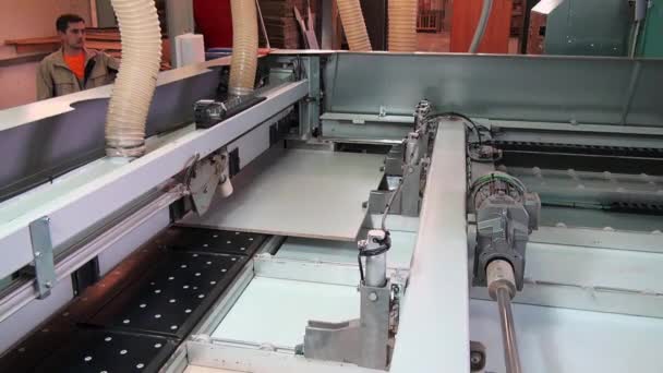 Automatické CNC frézovací centrum na obrábění dřeva a nábytkářského průmyslu. — Stock video