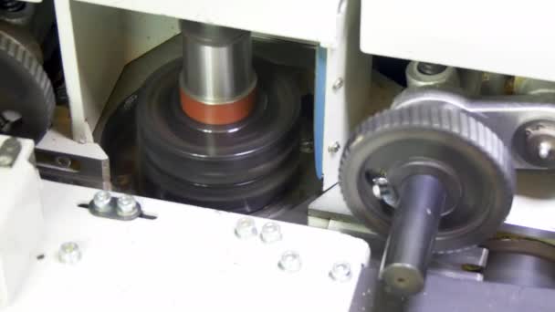 Schakenmachine in de houtbewerkings-en meubelindustrie en-installatie. — Stockvideo