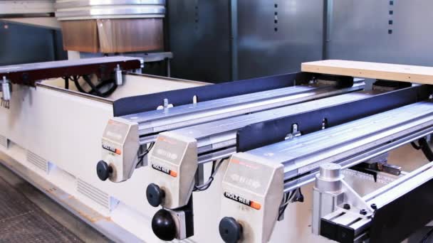 Enrutador CNC y centro de mecanizado en la industria de la madera y muebles . — Vídeos de Stock